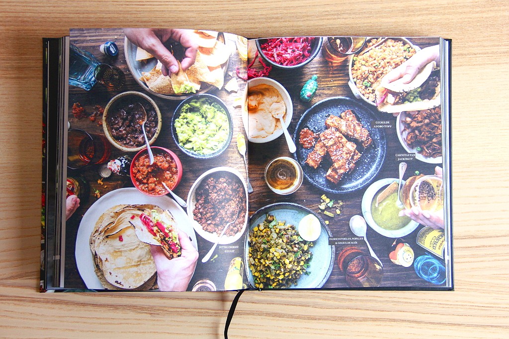 Eat Vegan, het boek van de koks achter het Australische restaurant Smiths & Daughters. Een eigenwijs en verrassend kookboek originele, toevallig volledig veganistische recepten. Lees de volledige boekrecensie op Lauriekoek.nl!