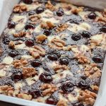 Recept: Brownies met mascarpone, kersen en walnoten uit De zoete bakplaat