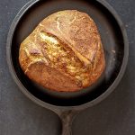 Brood bakken in een gietijzeren pan