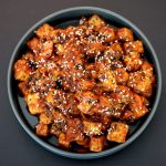 Recept: Kkanpoong tofu uit Het Korean vegan kookboek